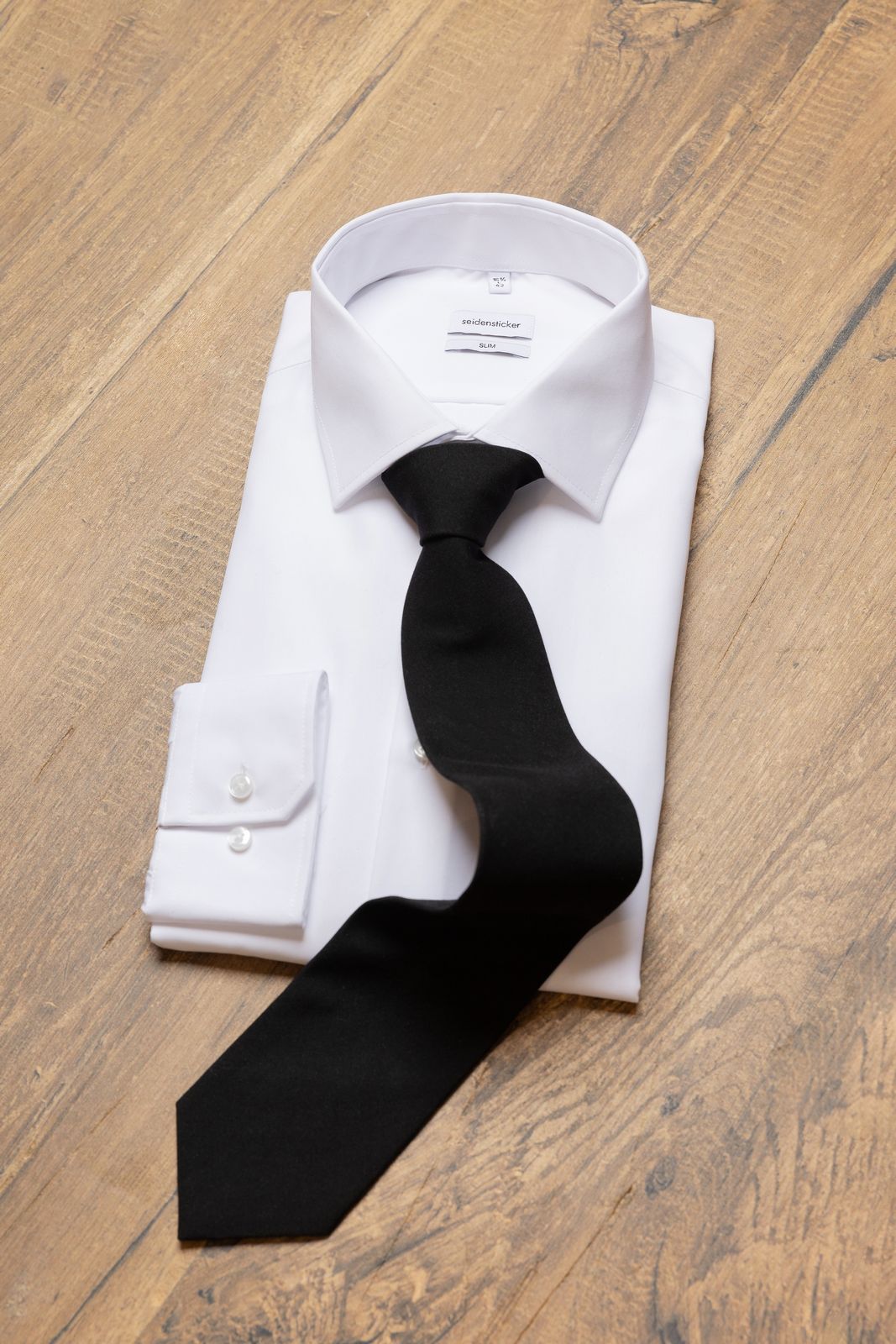 glattes weißes Hemd mit Schwarzer Krawatte